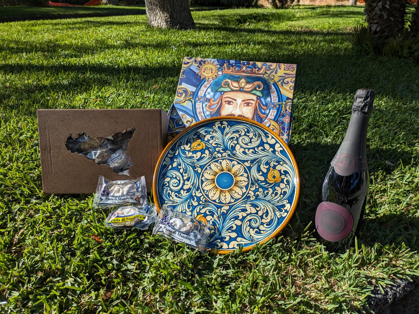 Regalo siciliano: Piatto in ceramica di Sil.Va decorato a mano + 500 g di paste di mandorla di Di Benedetto + Mandala Rosato Spumante Cantina Terrasol