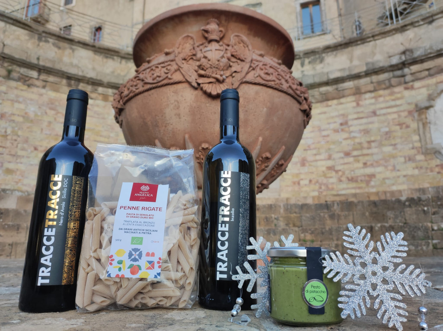 Regalo siciliano: Tracce Inzolia (Cantina Terrasol) bottiglia da 0,75 cl + Tracce Nero d'Avola (Cantina Terrasol) bottiglia da 0,75 cl + 500 gr di Penne rigate Mulino Angelica + 190 gr di Pesto di Pistacchio "Sciara"
