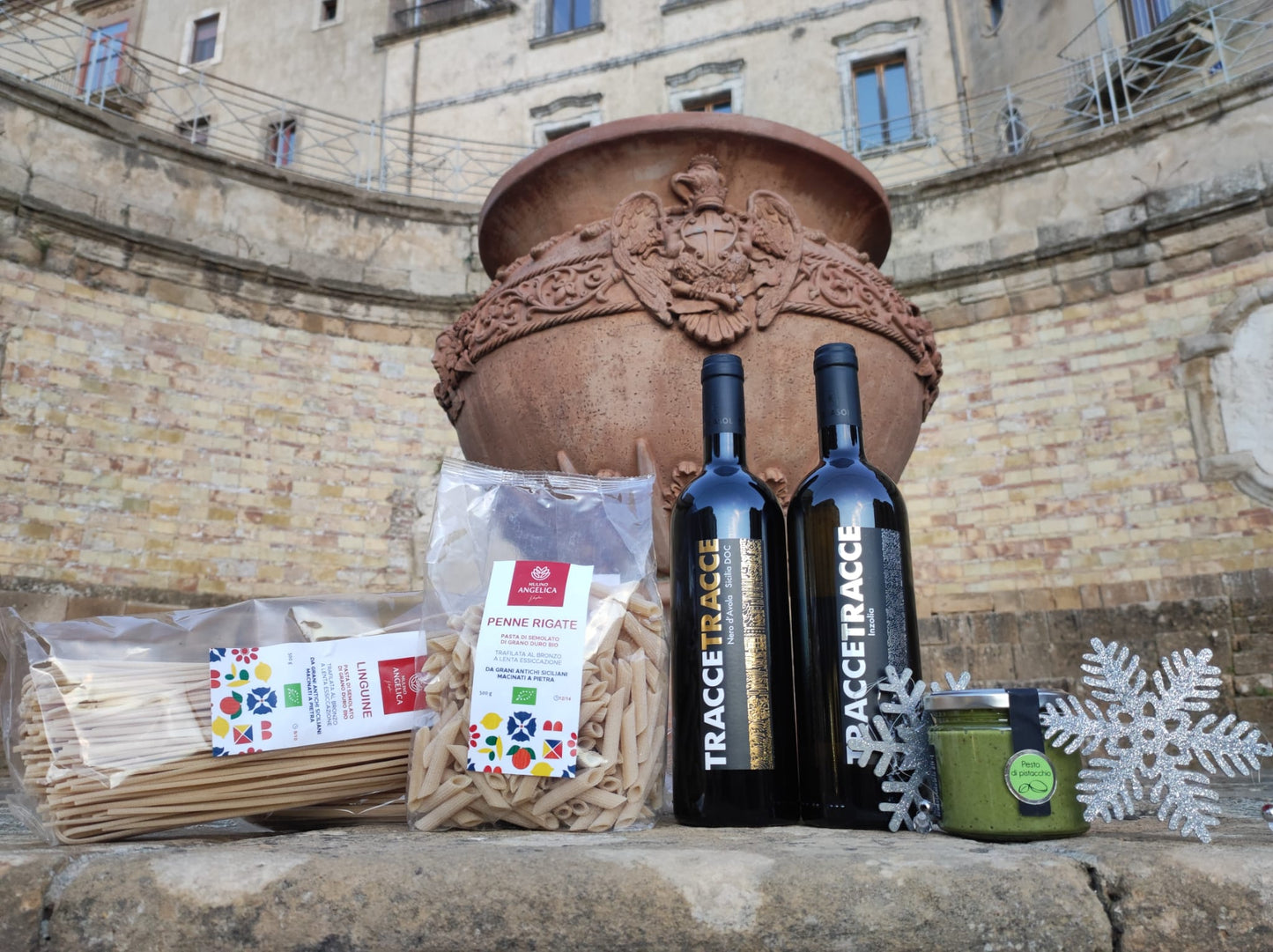 Regalo siciliano: Tracce Inzolia (Cantina Terrasol) bottiglia da 0,75 cl + Tracce Nero d'Avola (Cantina Terrasol) bottiglia da 0,75 cl + 500 gr di Pennette rigate Mulino Angelica + 500 gr di linguine Mulino Angelica + 190 gr di Pesto di Pistacchio Sciara