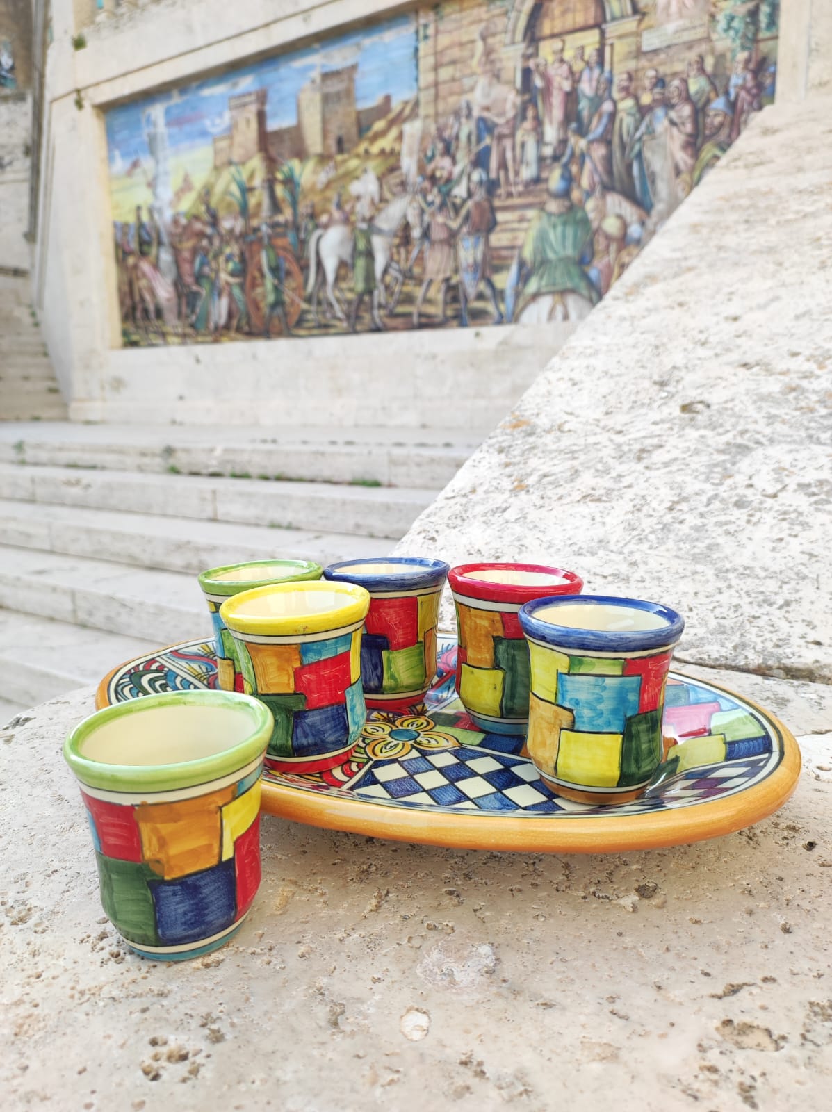 Piatto ovale in ceramica e bicchierini da caffè