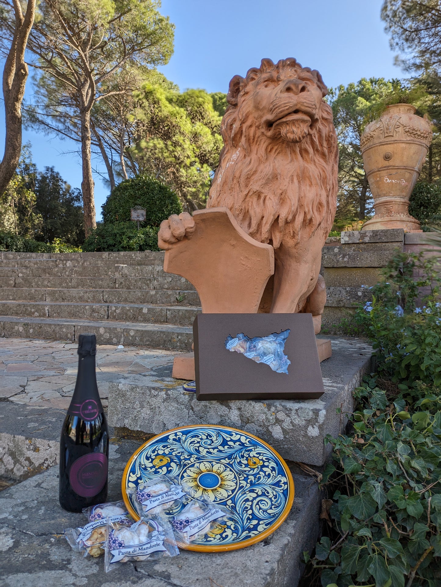 Regalo siciliano: Piatto in ceramica di Sil.Va decorato a mano + 500 g di paste di mandorla di Di Benedetto + Mandala Rosato Spumante Cantina Terrasol