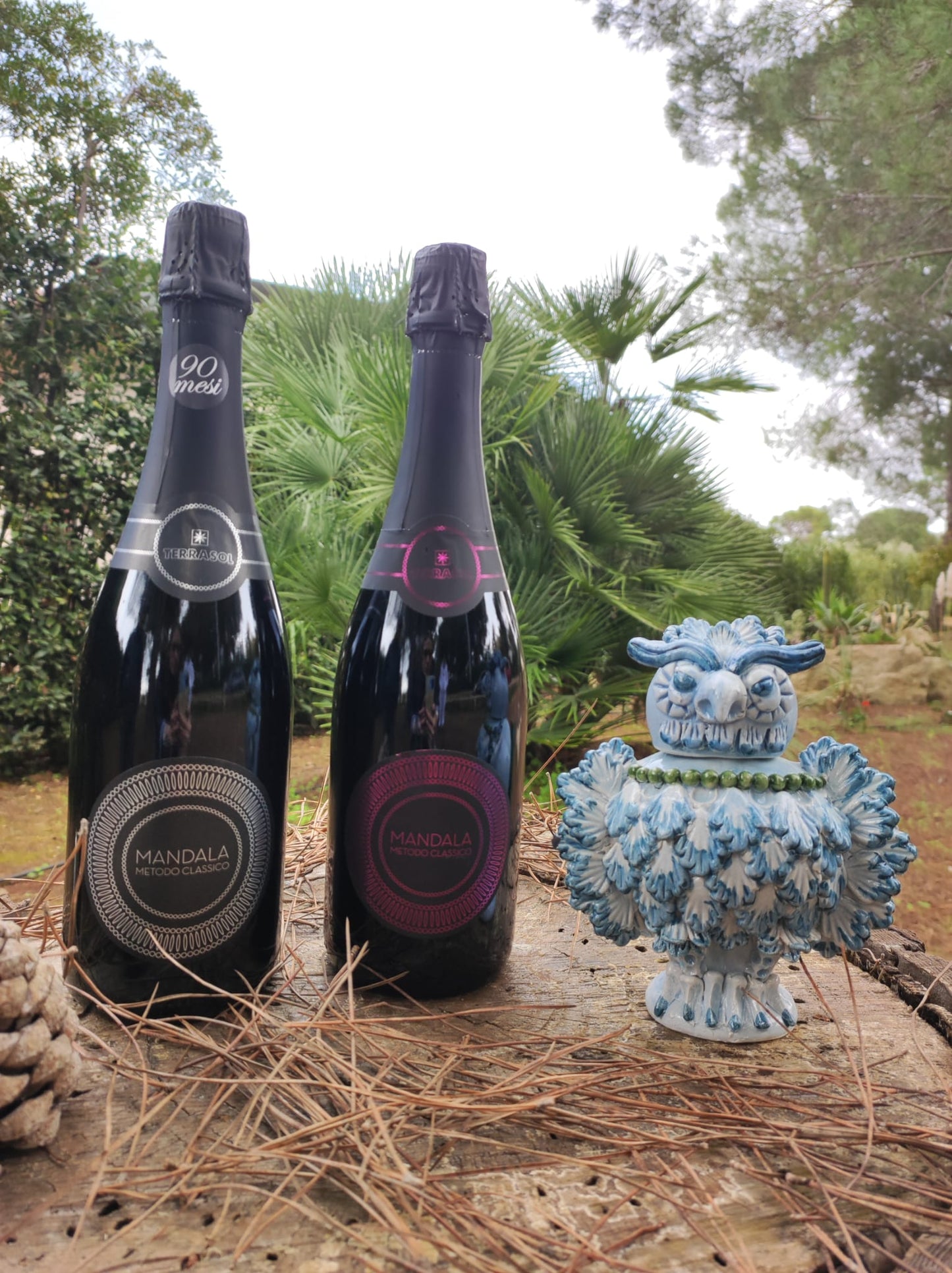 Regalo Siciliano: Gufo Blu in ceramica di Caltagirone, Spumante Mandala brut millesimato Rosé Doc Sicilia e Mandala Classico brut millesimato