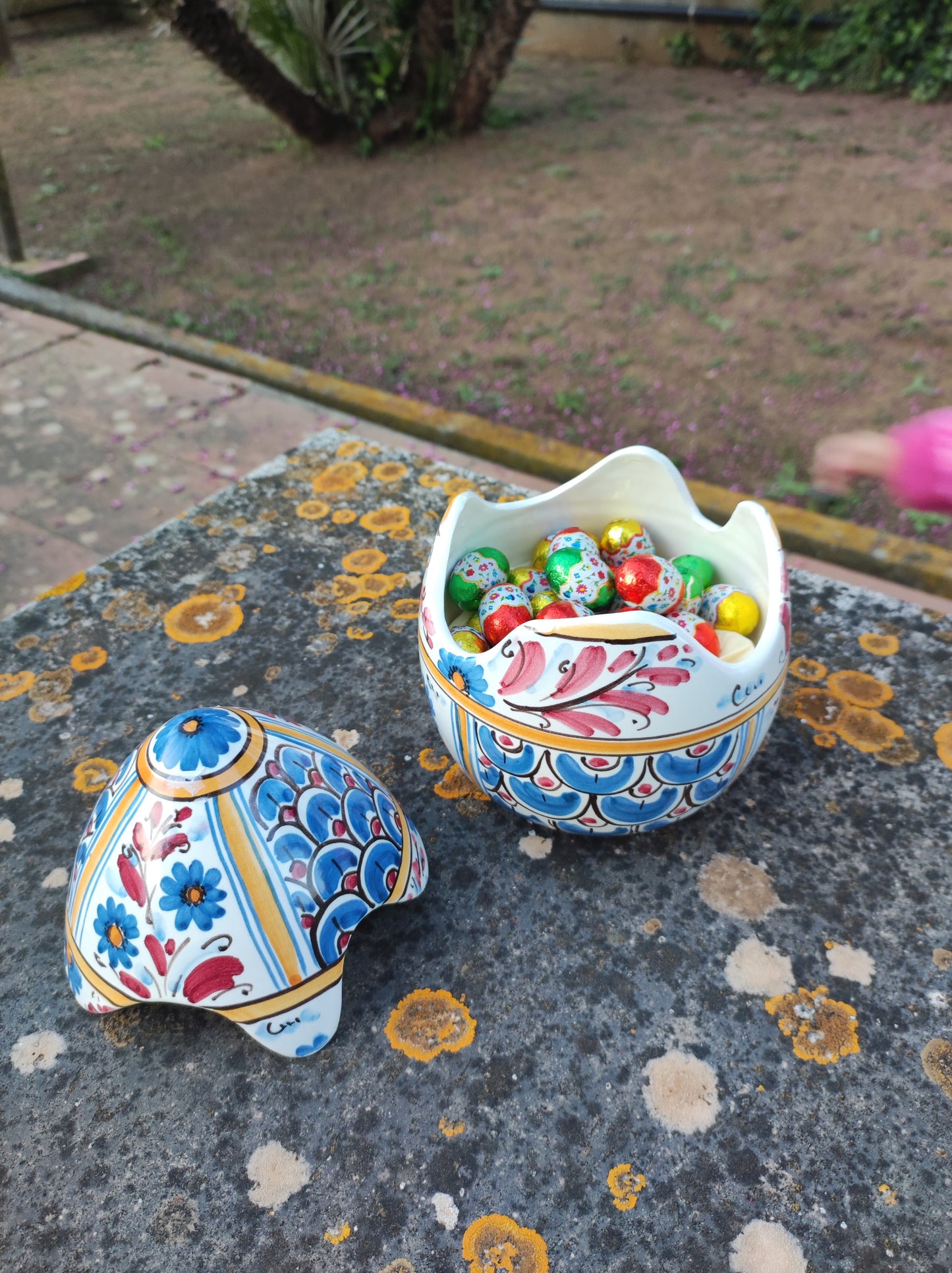 Uovo di Pasqua in ceramica