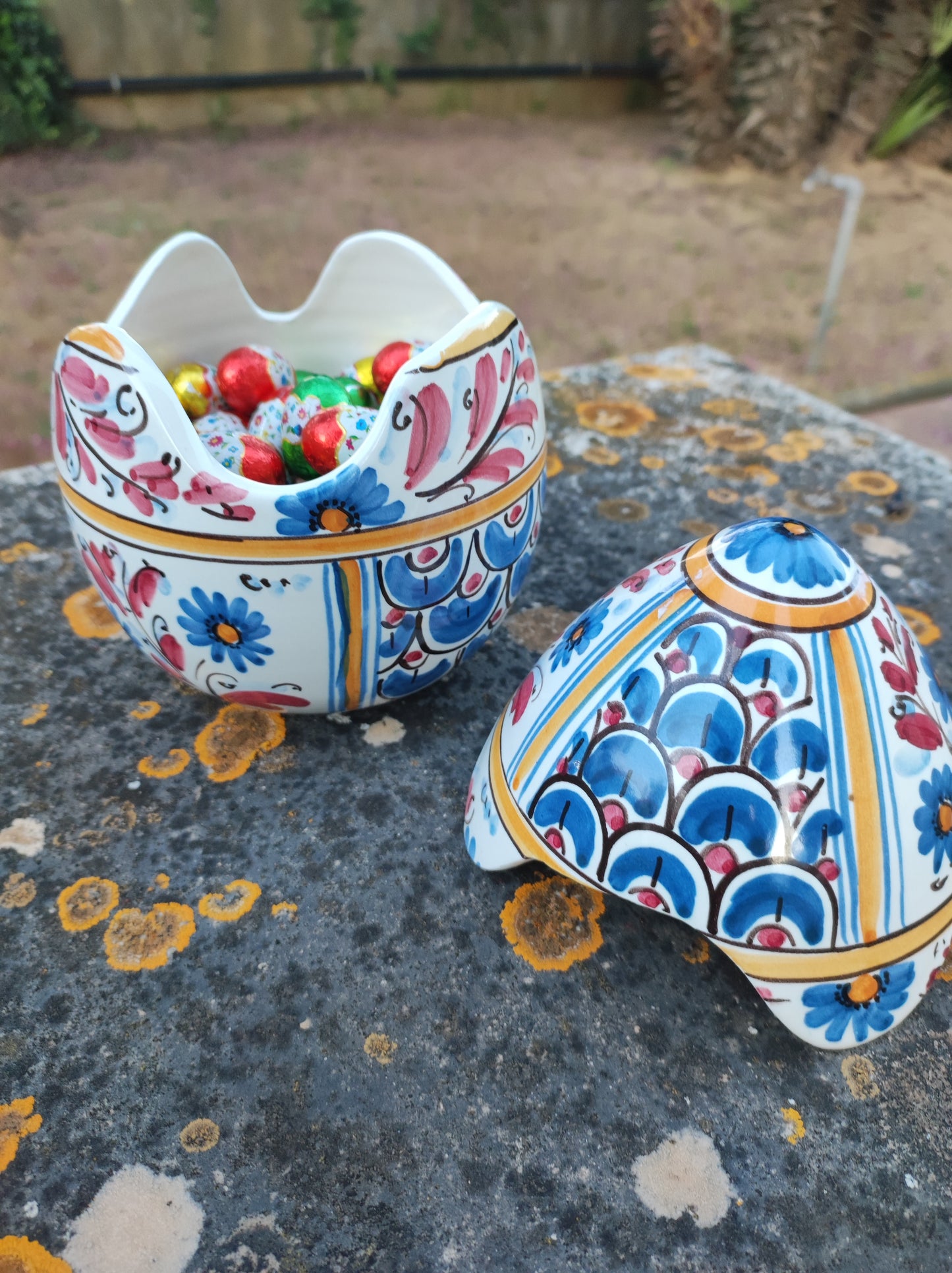 Uovo di Pasqua in ceramica