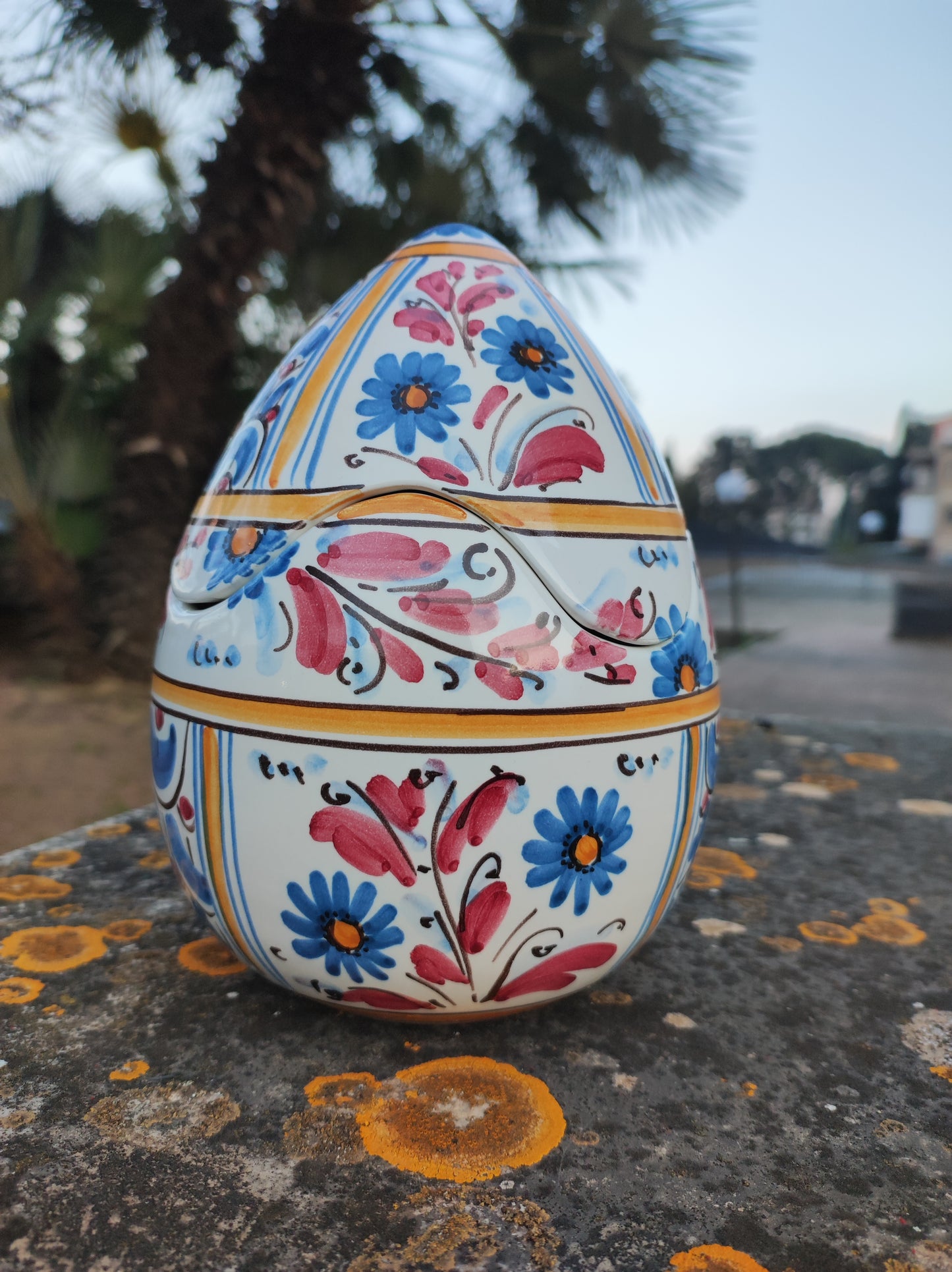 Uovo di Pasqua in ceramica