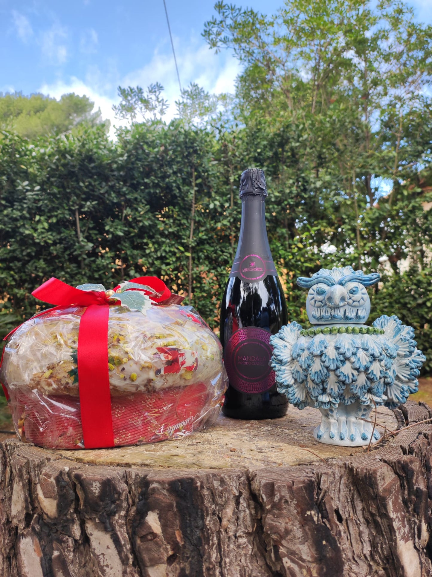 Regalo Siciliano: Gufo in Ceramica, panettone artigianale al pistacchio, Spumante Mandala Rosato