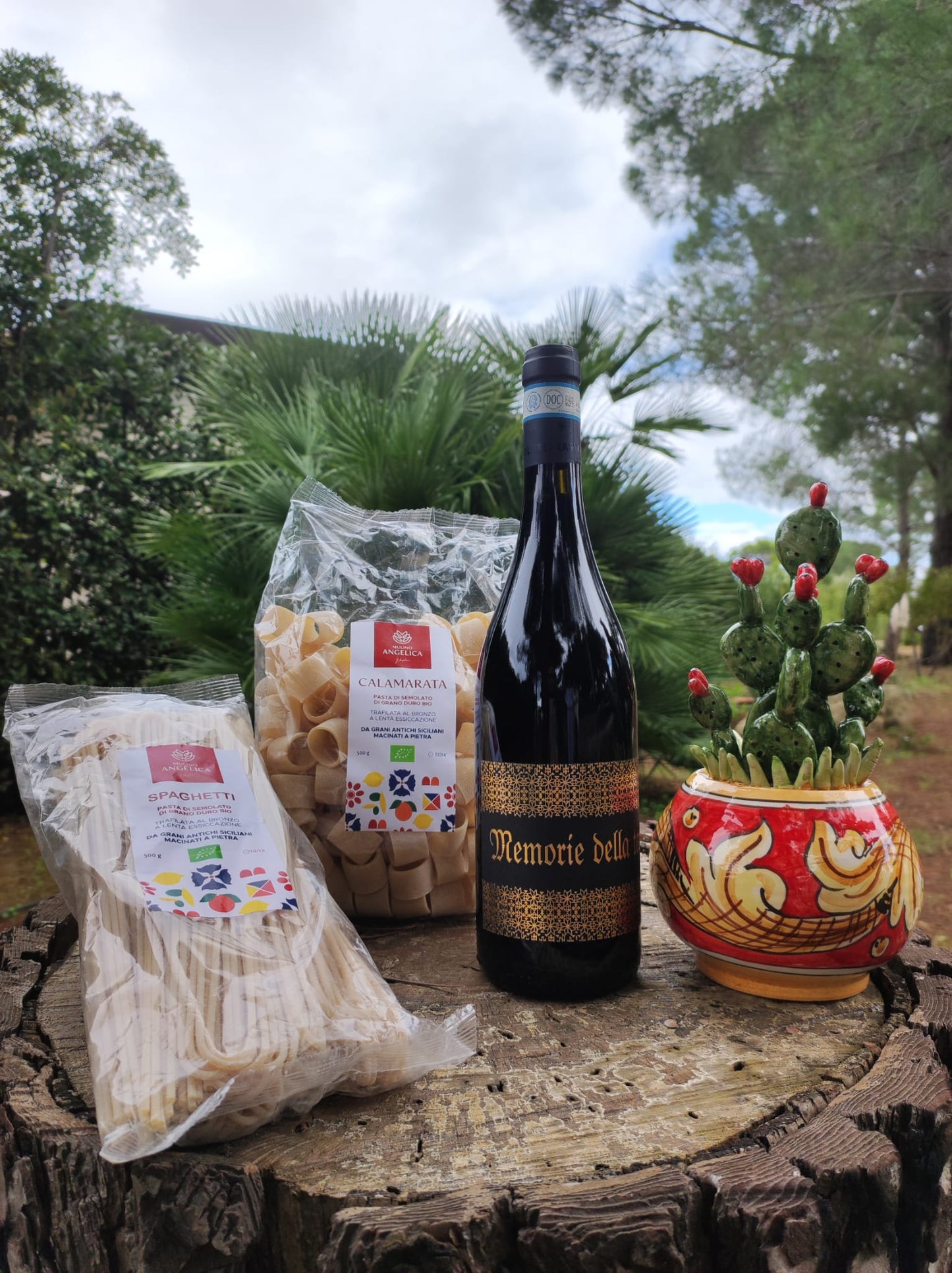 Regalo Siciliano: Vaso "Fico d' India" in Ceramica di Caltagirone, Memorie della Terra Syrah 100% (Cantina Terrasol), Spaghetti e Calamarata (L'Angelica)