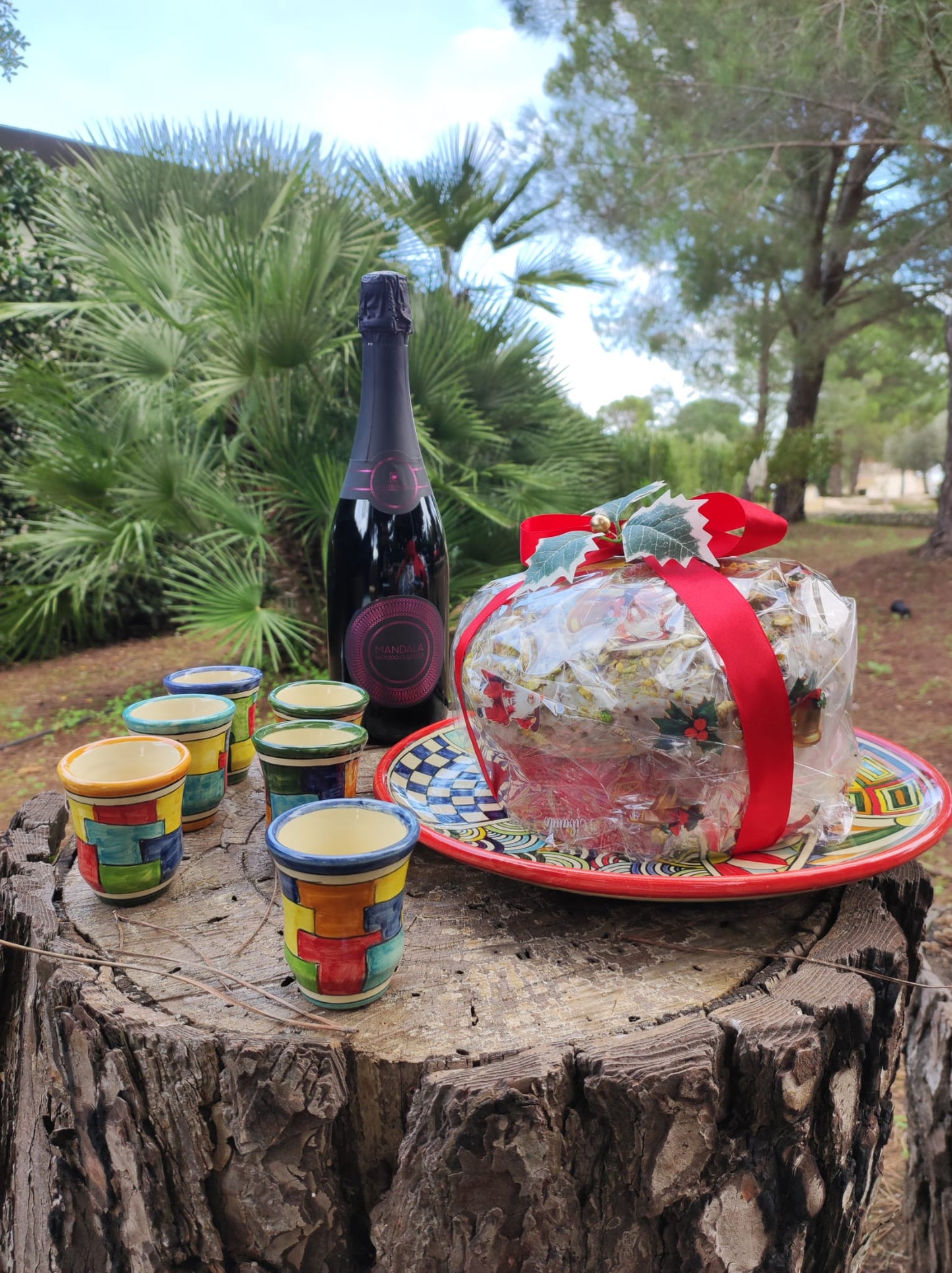 Regalo Siciliano: Panettone artigianale alla crema di pistacchio, Spumante Mandala rosato, piatto panettone e bicchierini in Ceramica di Caltagirone