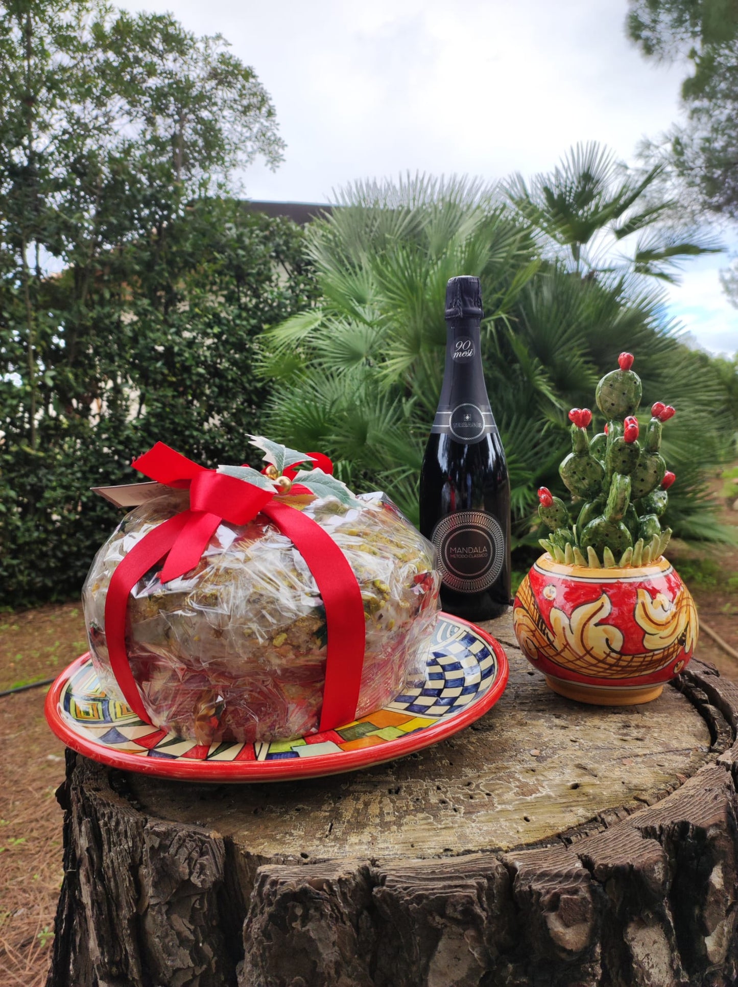 Regalo Siciliano: Panettone artigianale con crema di pistacchi, Spumante Mandala classico, Piatto panettone e Vasetto fico d'India in ceramica di Caltagirone