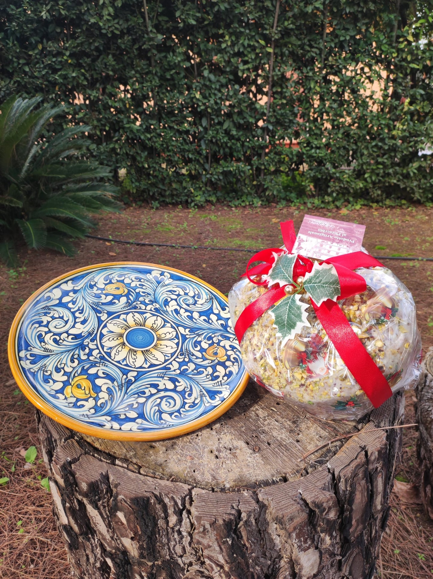 Regalo Siciliano: Panettone artigianale farcito al pistacchio e piatto in Ceramica di Caltagirone
