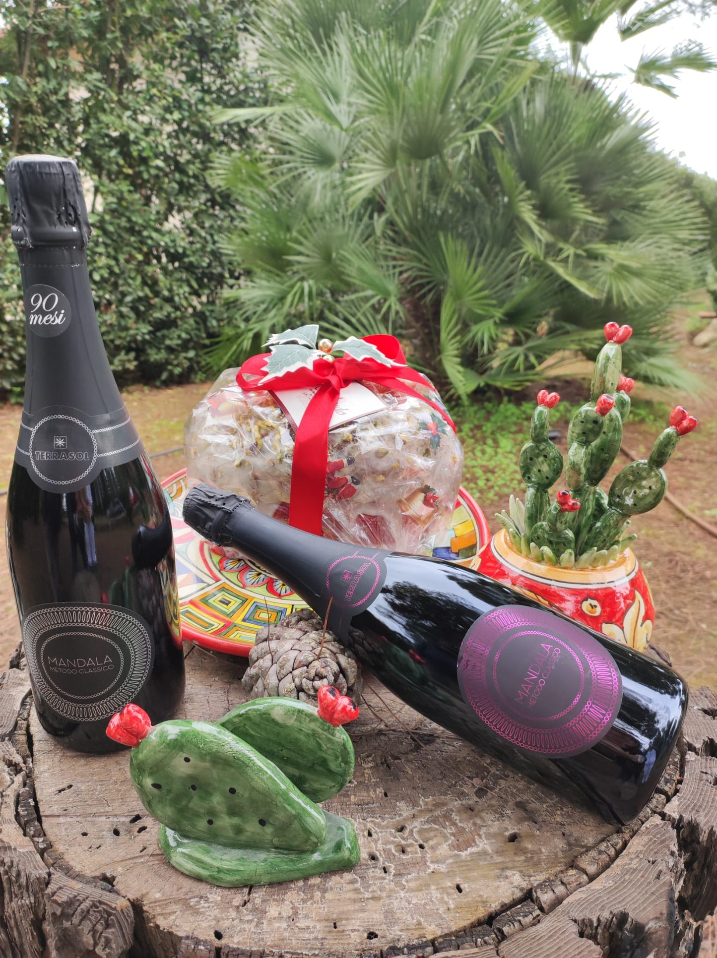 Regalo Siciliano: Spumante Mandala rosato, Spumante Mandala classico, Panettone artigianale al pistacchio, Piatto panettone, Vasetto e Portatovaglioli collezione Fico d'India in ceramica di Caltagirone.