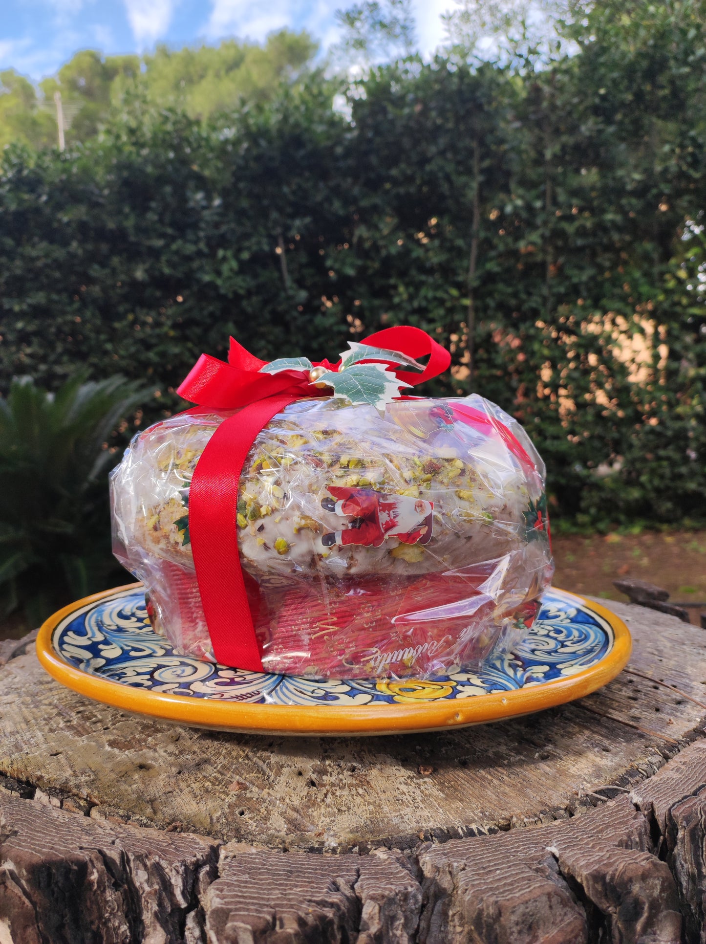 Regalo Siciliano: Panettone artigianale farcito al pistacchio e piatto in Ceramica di Caltagirone